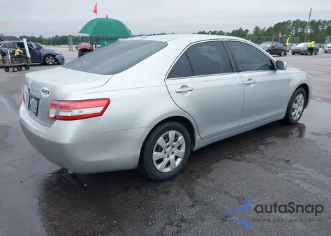 2010 Toyota Camry Le z USA, uszkodzony, nr VIN 4T1BF3EK3AU028027